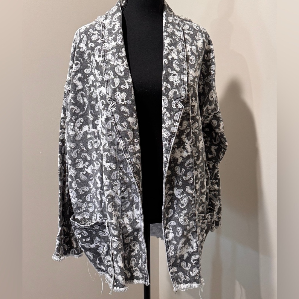 POL Gray & White Patterned‎ Sweater Size Large Coastal Cowgirl Western Boho